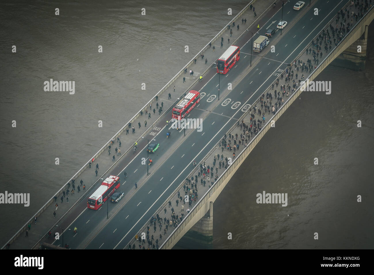 Una veduta aerea di london bridge, con centinaia di lavoratori sono pochi a lavorare. da una serie di foto di Londra prese dalla cima del shard, il Foto Stock
