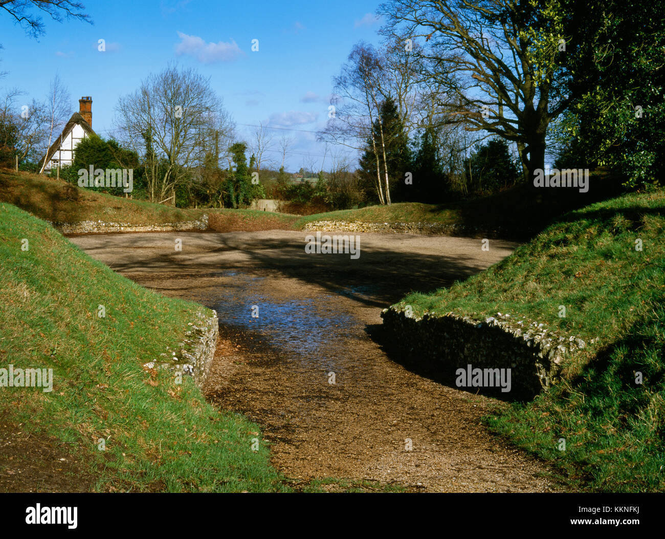 Silchester anfiteatro Romano situato appena fuori il NE angolo della città murata. Visualizza N attraverso S ingresso attraverso arena ellittica di ingresso n. Foto Stock