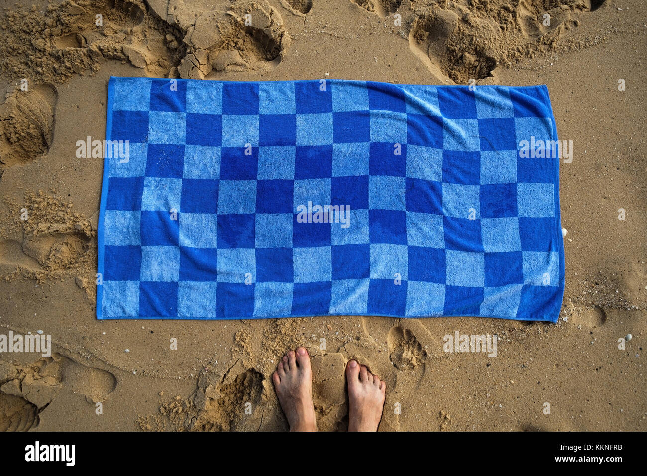 Asciugamani blu sulla spiaggia sabbiosa Foto Stock