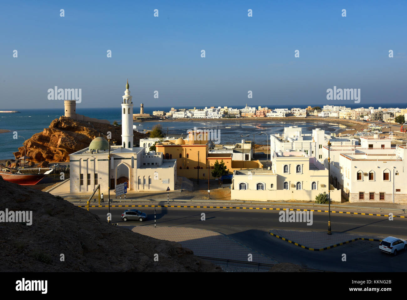 Oman sur la vista di ayjah con le torri di guardia e la vecchia casa di luce sullo sfondo Foto Stock