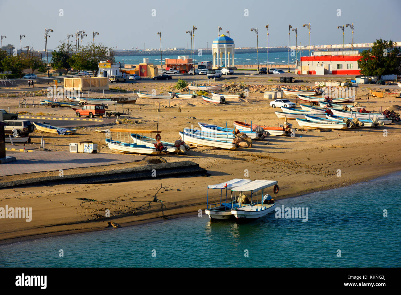Oman sur barche da pesca lungo la corniche o waterfront Foto Stock