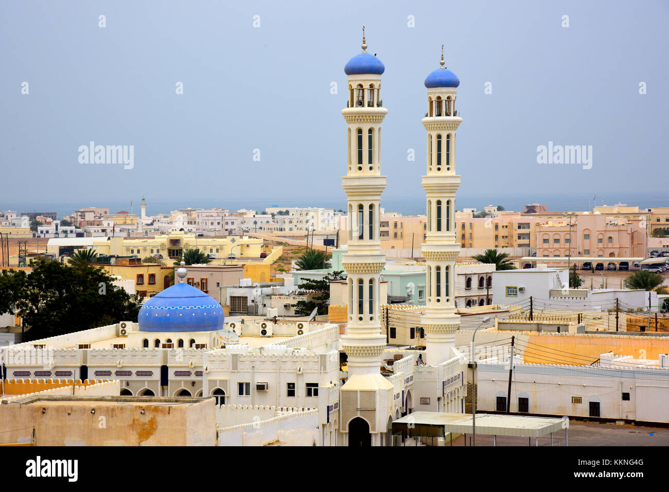 Oman sur la città nuova con la moschea e minareti in primo piano Foto Stock