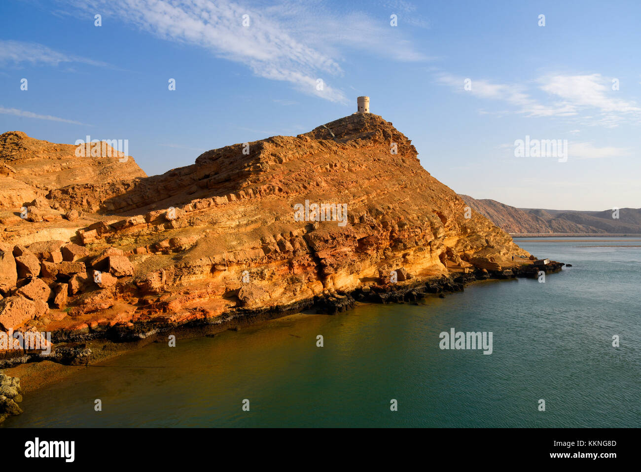 Oman sur le torri di guardia che si affaccia sul mare Foto Stock