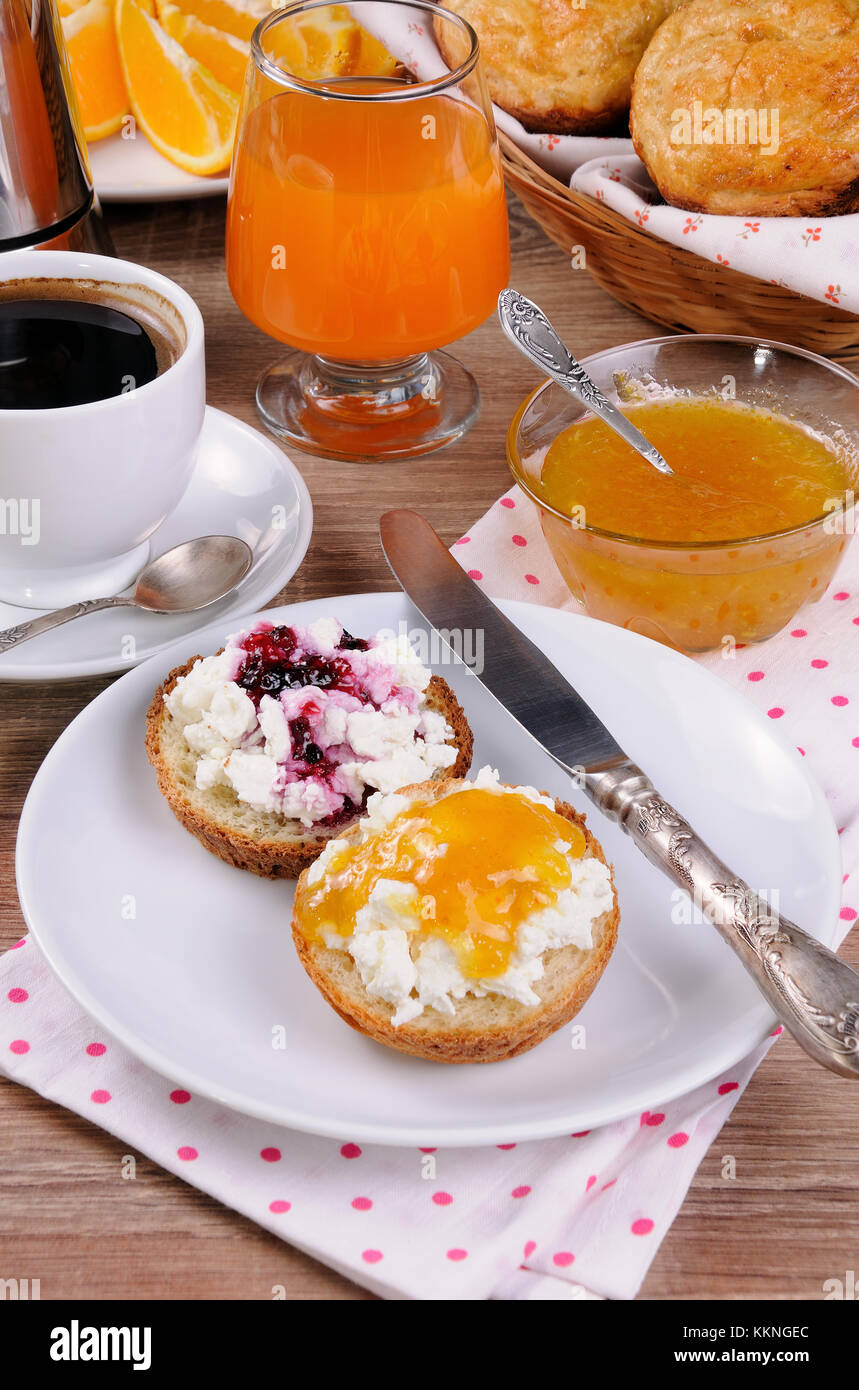 La pagnotta con ricotta marmellata di arancio per la prima colazione Foto Stock