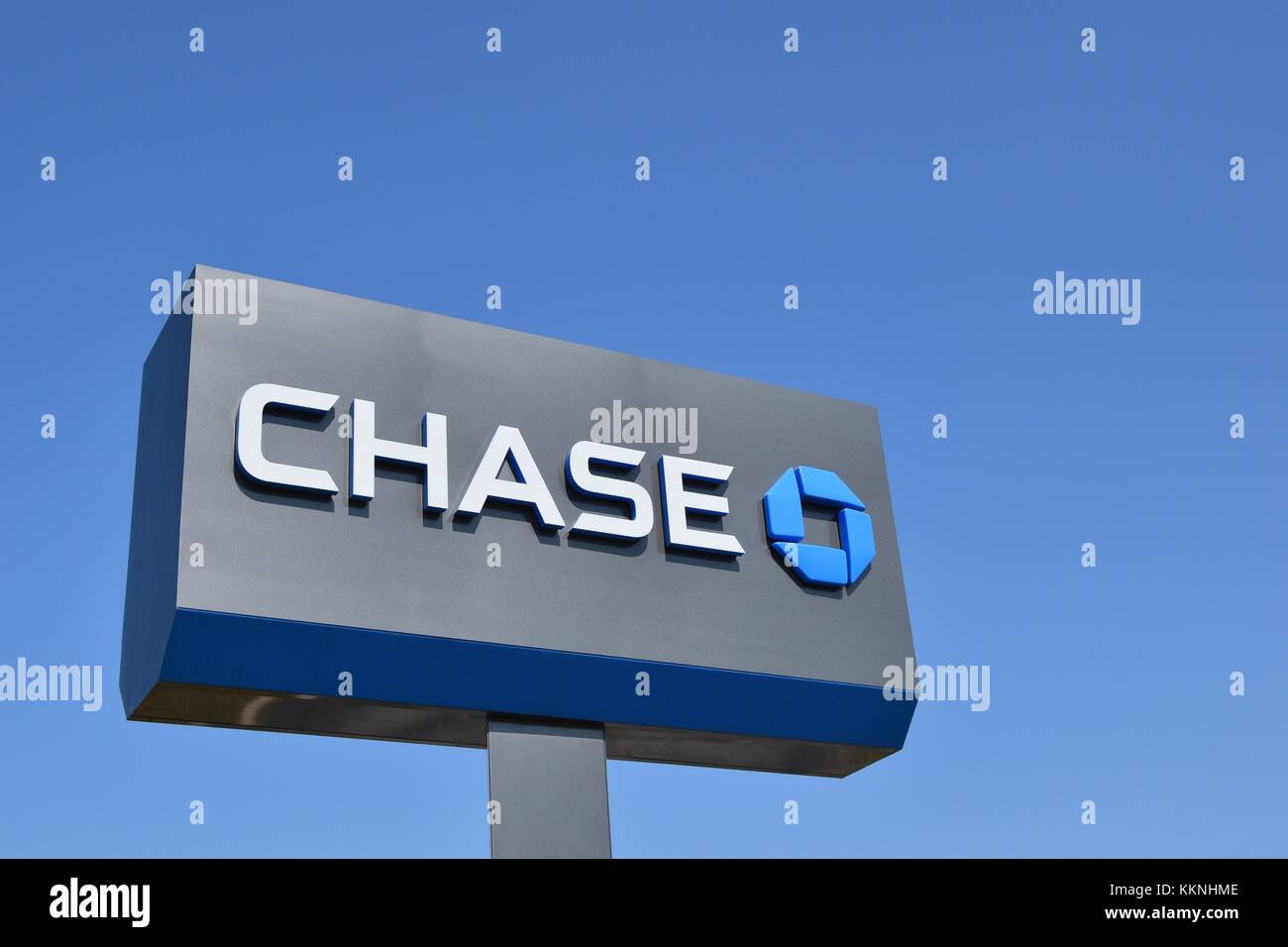 SAVANNAH, GA - 11 SETTEMBRE 2017: Primo piano di un cartello e logo generico della Chase Bank in un parcheggio Foto Stock