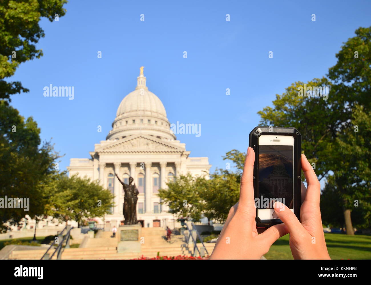 MADISON, Wisconsin - 12 settembre 2017 : personale prospettiva pov di donna prendendo fotografia con uno smartphone dell'edificio di capitale di Madison, WI Foto Stock