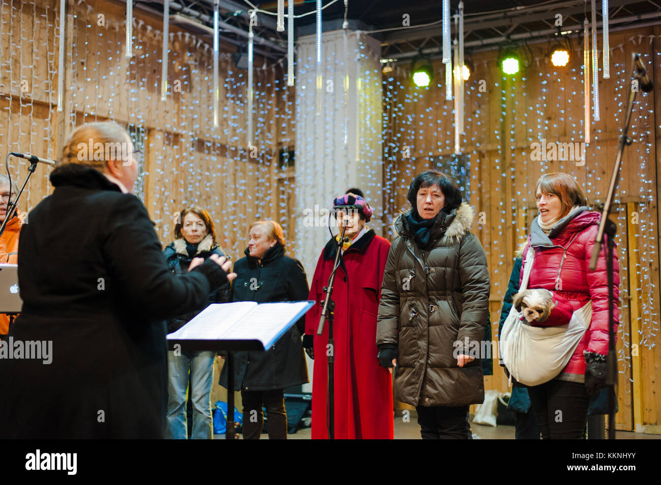 La gente a cantare i canti natalizi, città di Lussemburgo Foto Stock