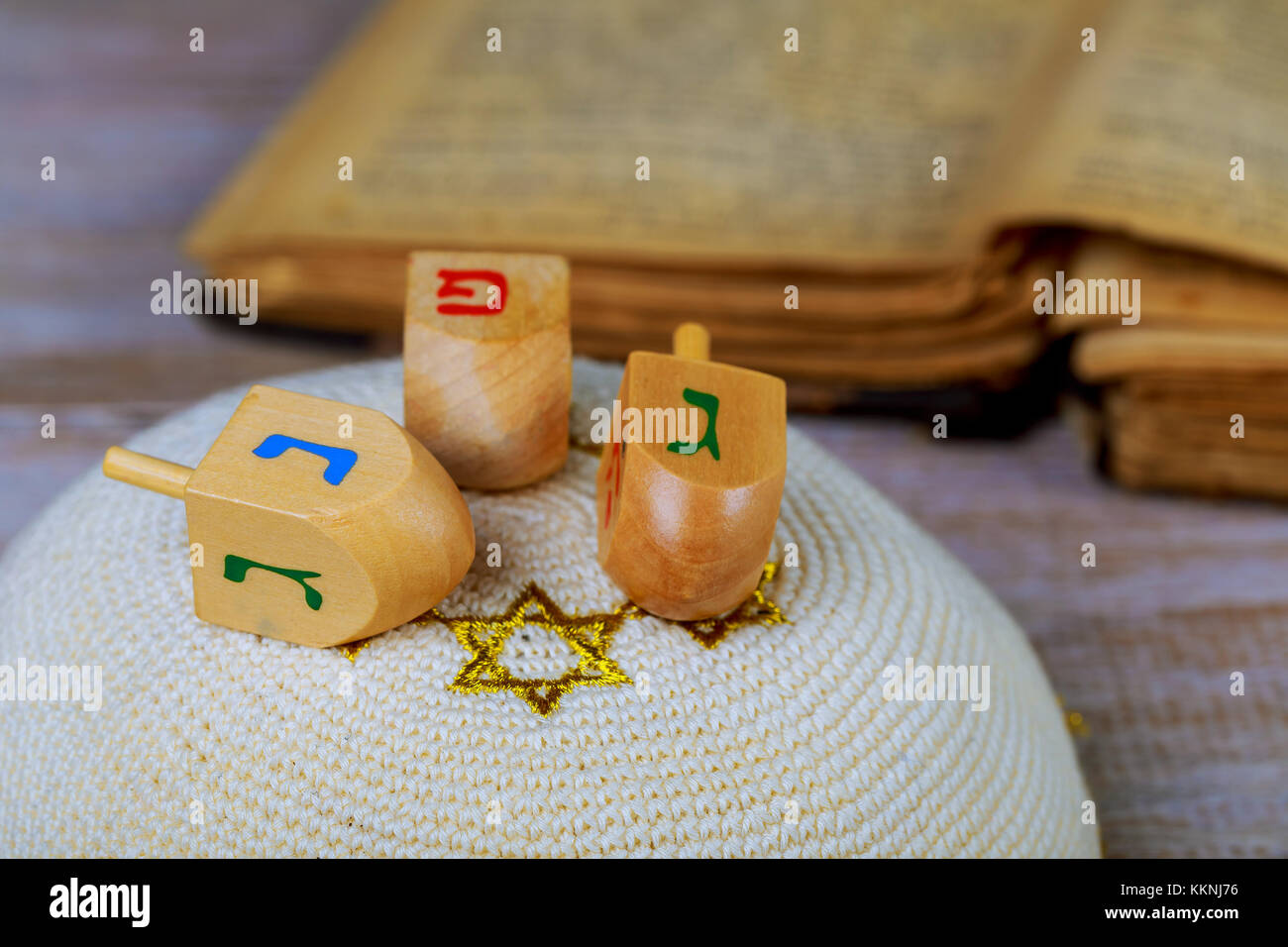 Dreidels per hanukkah sul tavolo di legno di legno di filatura dreidel Foto Stock