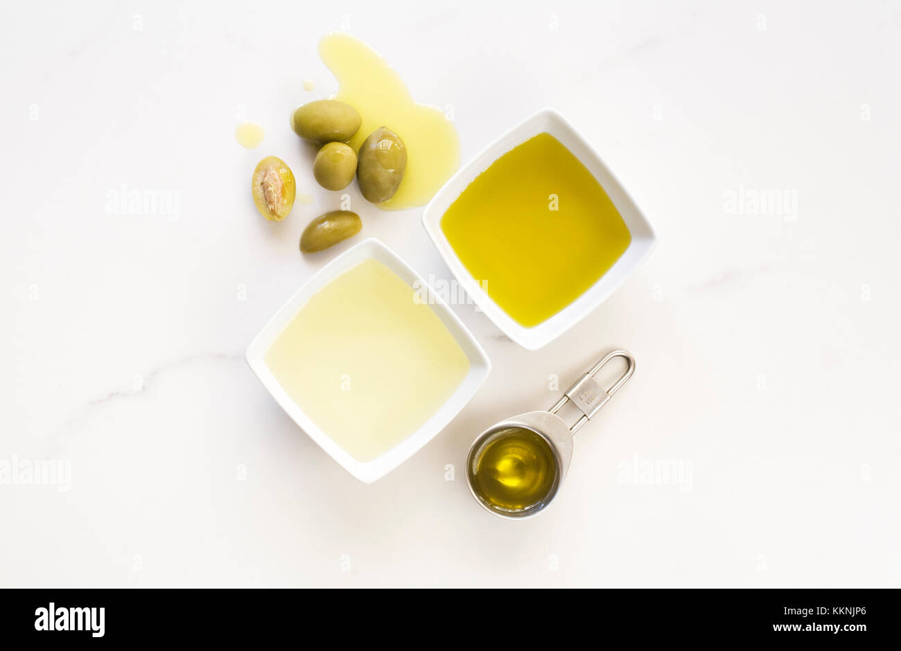 Gli oli di oliva e di olive su un sfondo marmo. Foto Stock