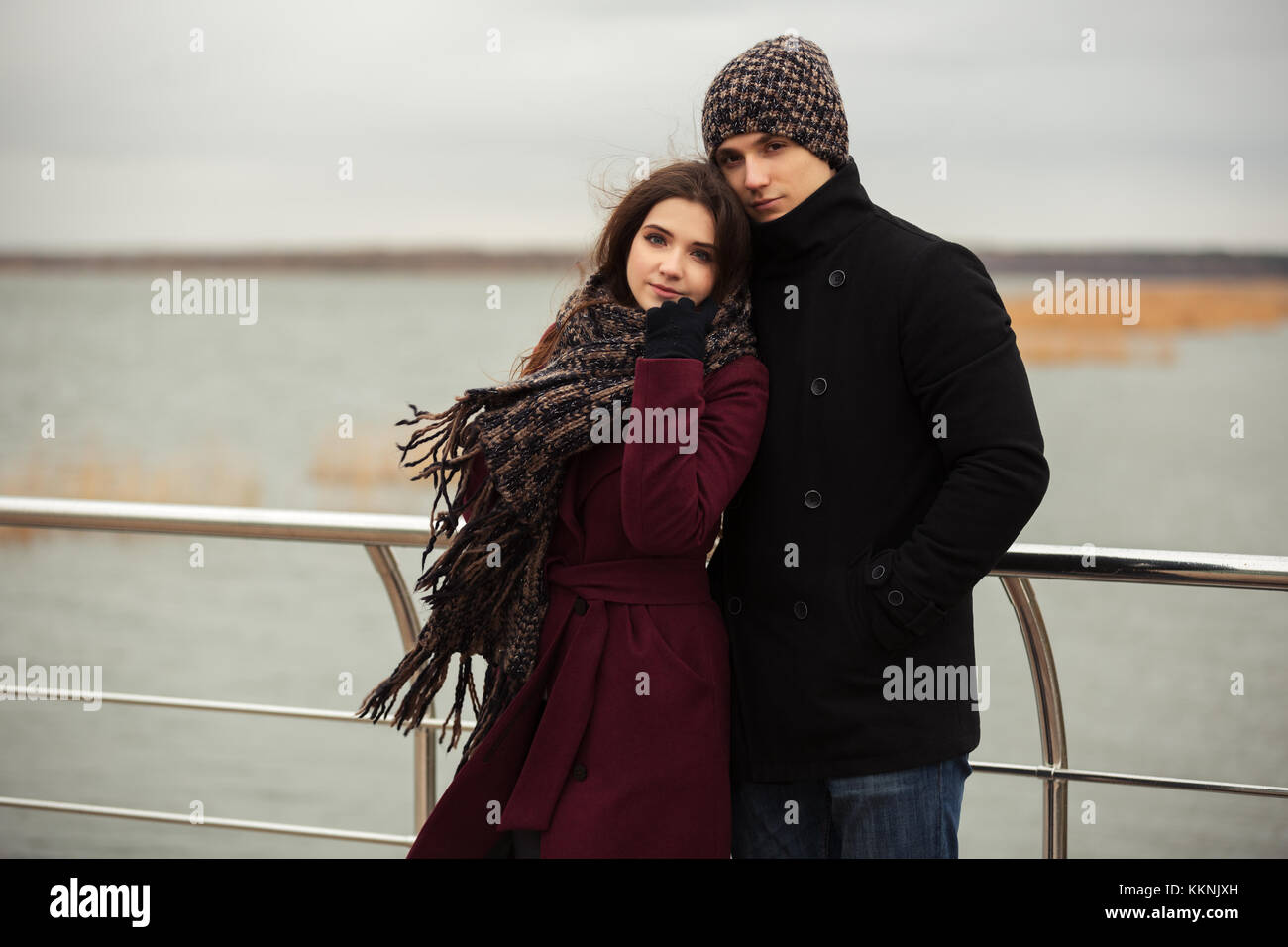 Felice coppia giovane in amore passeggiate all'aperto Foto Stock