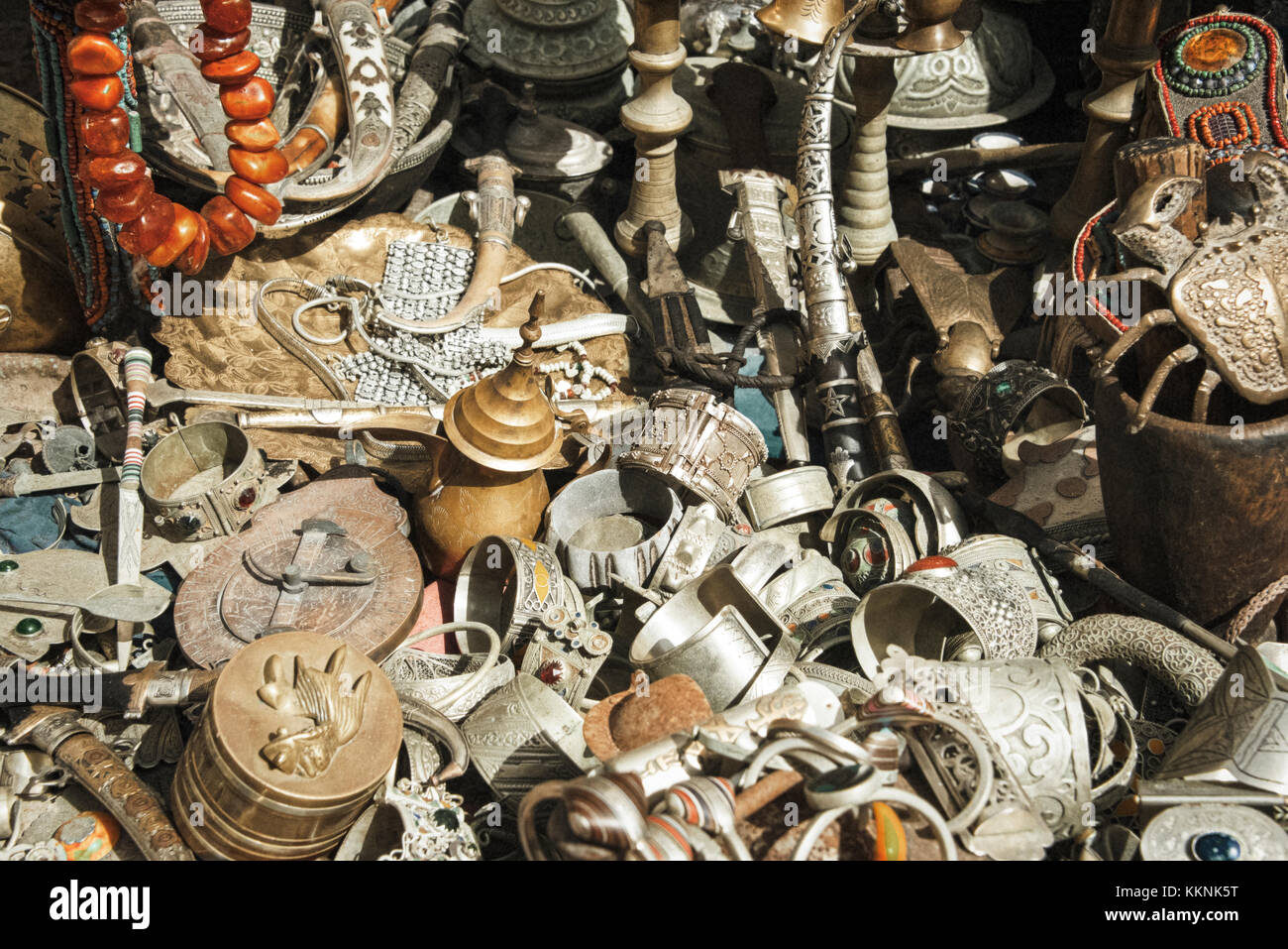 Essaouria, Marocco - Settembre 2017: trinket stalla vendita di tè pentole, gioielli e tutti i tipi di oggetti di metallo nel mercato Foto Stock