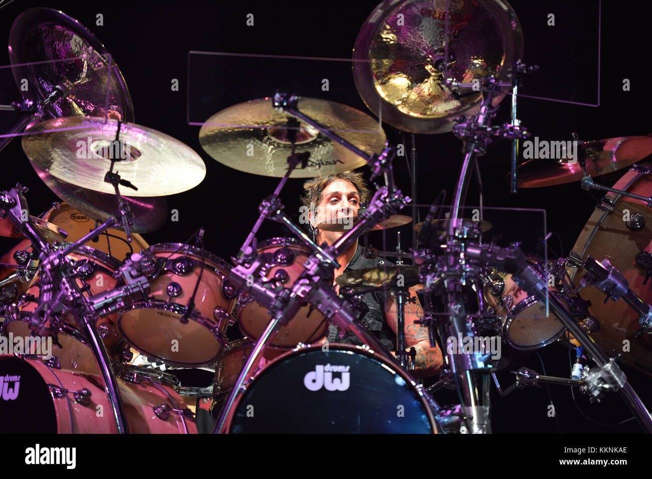 WEST PALM BEACH, FL - 13 OTTOBRE: Deen Castronovo del gruppo Journey si  esibisce al Cruzan Amphitheatre l'ultima notte del suo tour statunitense.  Il 13 ottobre 2012 a West Palm Beach, Florida.