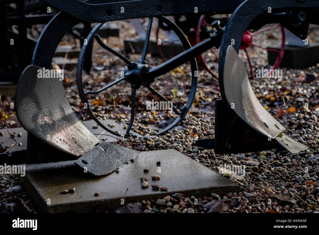 Una vecchia macchina agricola in una fattoria. vecchio aratro sul prato in una farm. vecchie macchine rolicze Foto Stock