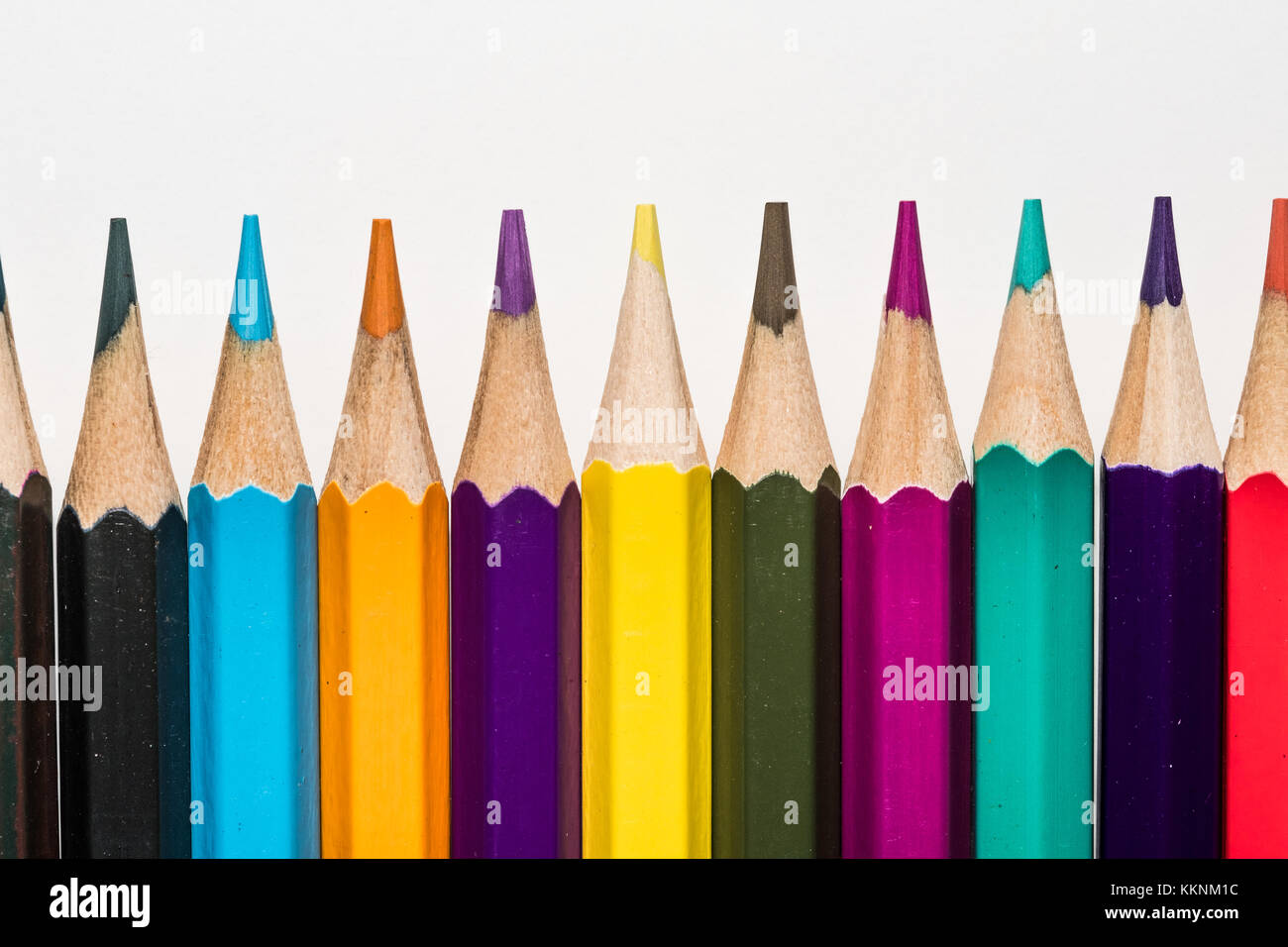 Vista ravvicinata della matita multicolore per il disegno e la pittura e la colorazione Foto Stock