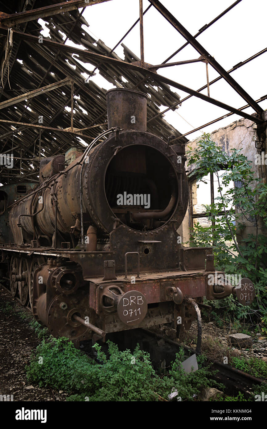 Un arrugginito, abbandonato treno a vapore a Tripoli, in Libano. Foto Stock
