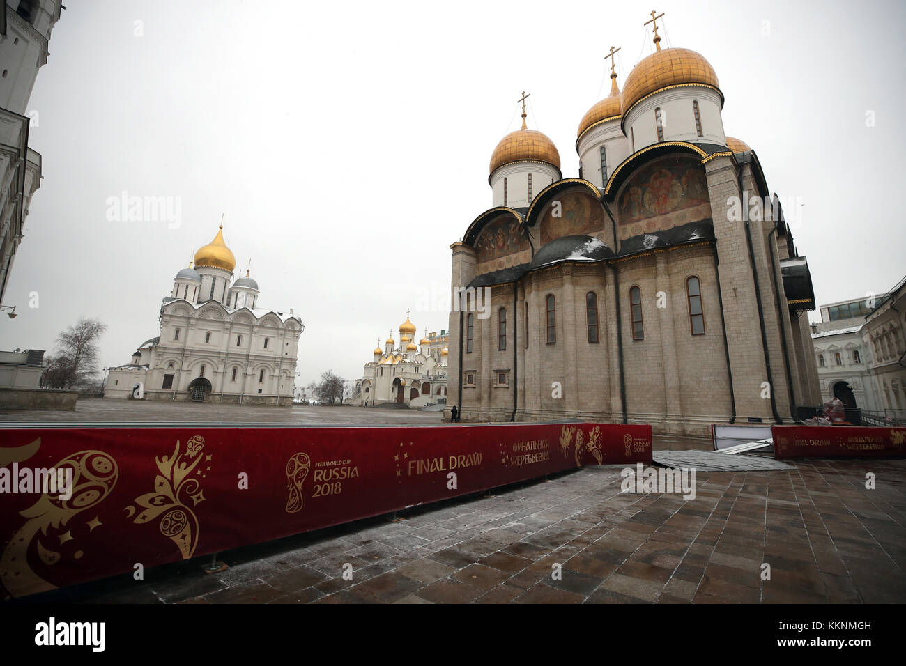 Vista generale degli edifici con il marchio della Coppa del mondo di Russia 2018 all'interno del complesso del Cremlino, prima dell'estrazione della Coppa del mondo FIFA 2018. PRESS ASSOCIATION Foto Data foto: Venerdì 1 dicembre 2017. Guarda la storia della PA Soccer World Cup. Il credito fotografico deve essere: Nick Potts/PA Wire. RESTICTIONS: Solo per uso editoriale. Nessuna trasmissione audio o immagini in movimento. Nessun utilizzo con logo di terze parti non ufficiali. Nessuna modifica o regolazione delle fotografie. Foto Stock