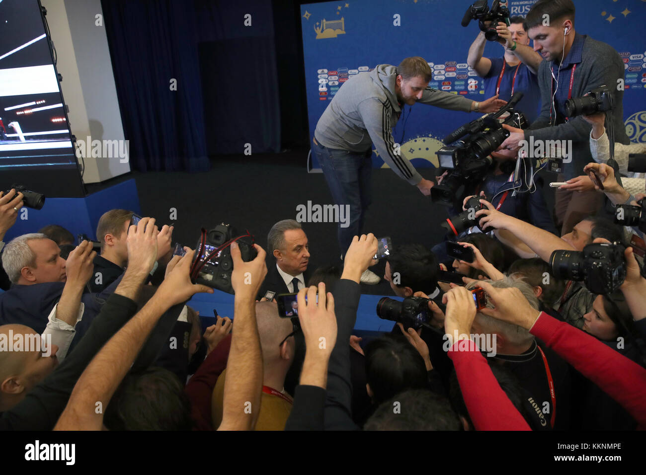 Vitaly Mutko, presidente dell'Unione calcistica russa, si trova a confrontarsi con i media dopo una conferenza stampa in vista dell'estrazione della Coppa del mondo FIFA 2018 al Cremlino di Mosca. ASSOCIAZIONE STAMPA Foto Data foto: Venerdì 1 dicembre 2017. Guarda la storia della PA COPPA del mondo DI CALCIO. Il credito fotografico dovrebbe essere: Nick Potts/PA Wire. Foto Stock