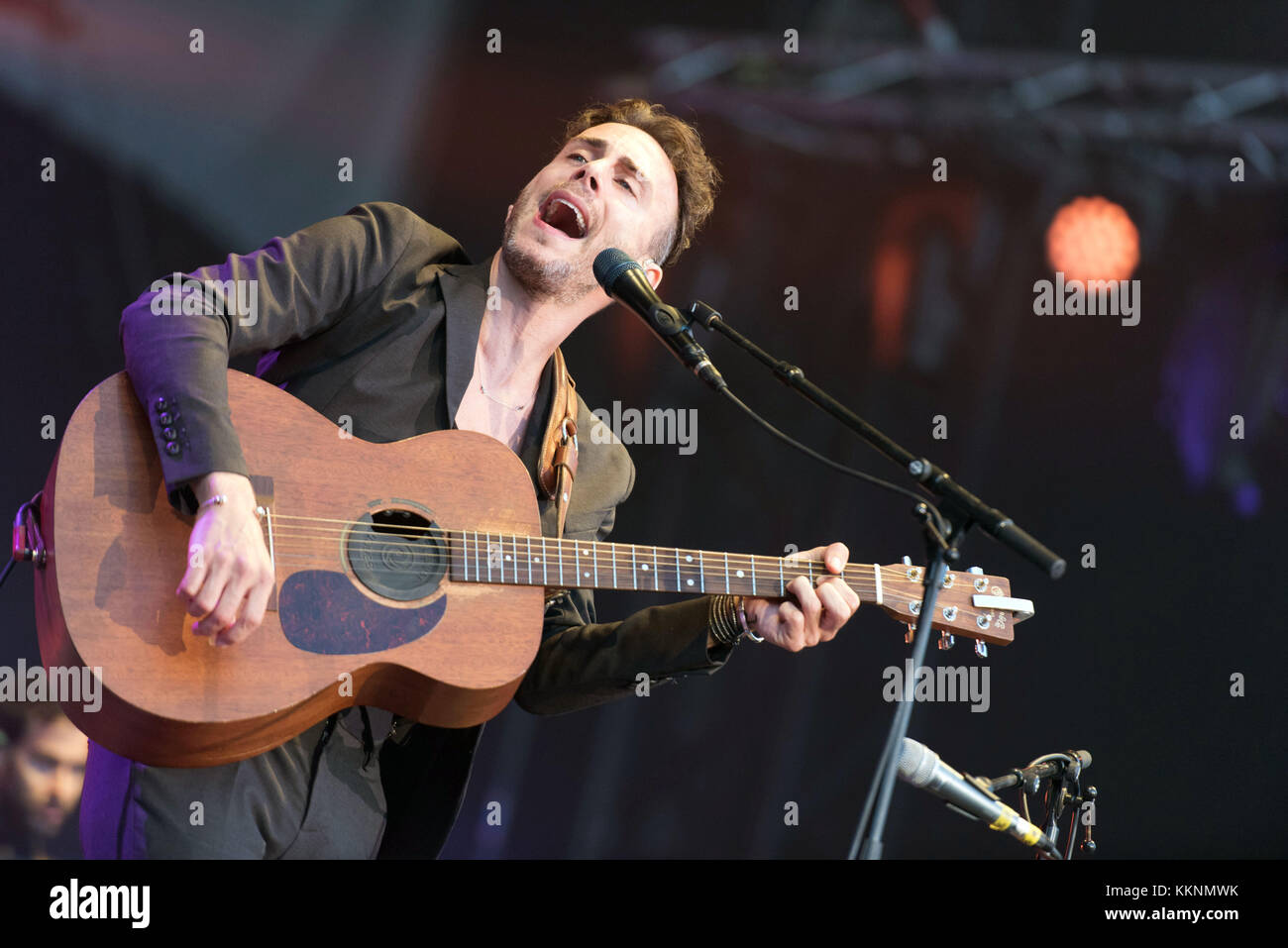 La cantante israeliana e compositore Asaf Avidan sul palco in occasione della ottava edizione del Festival Aluna in Ruoms (sud-est della Francia), su 2015/06/ Foto Stock