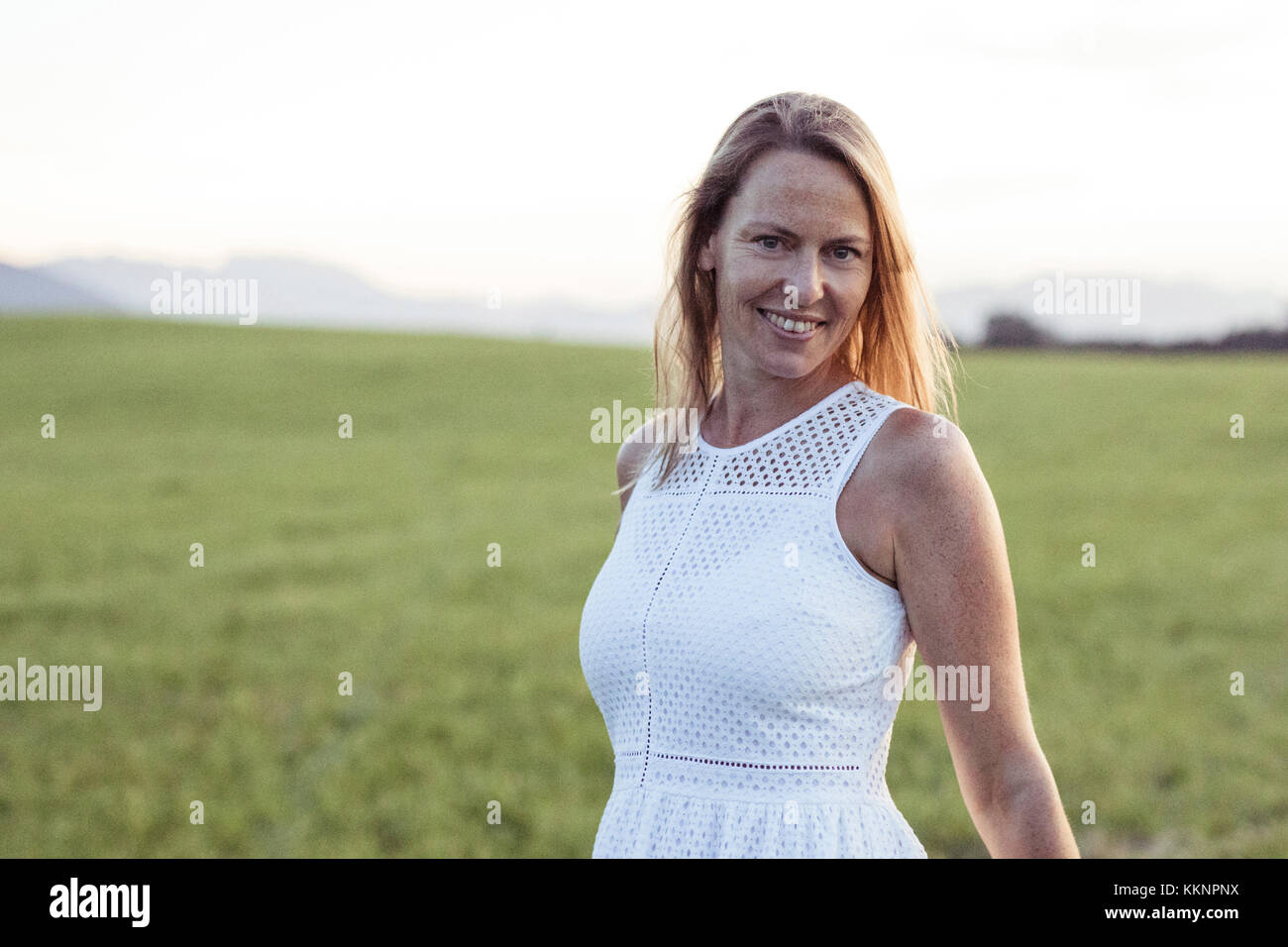Ritratto di una donna su un prato Foto Stock