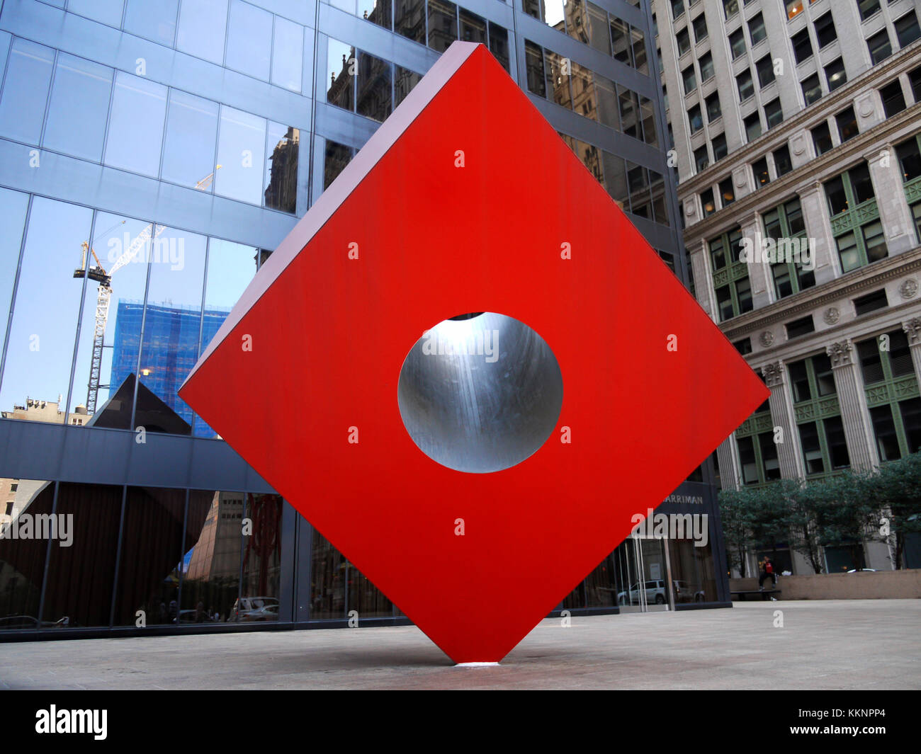 Il cubo rosso, un 1968 scultura di Isamu Noguchi che siede su Broadway, tra libertà e cedro di strade di New York il quartiere finanziario. Foto Stock