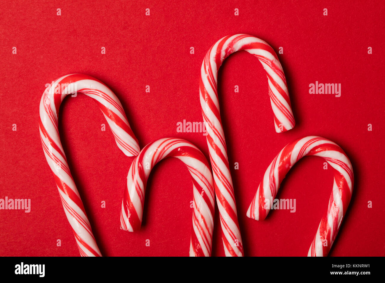 Festa di Natale candy cane su uno sfondo rosso Foto Stock