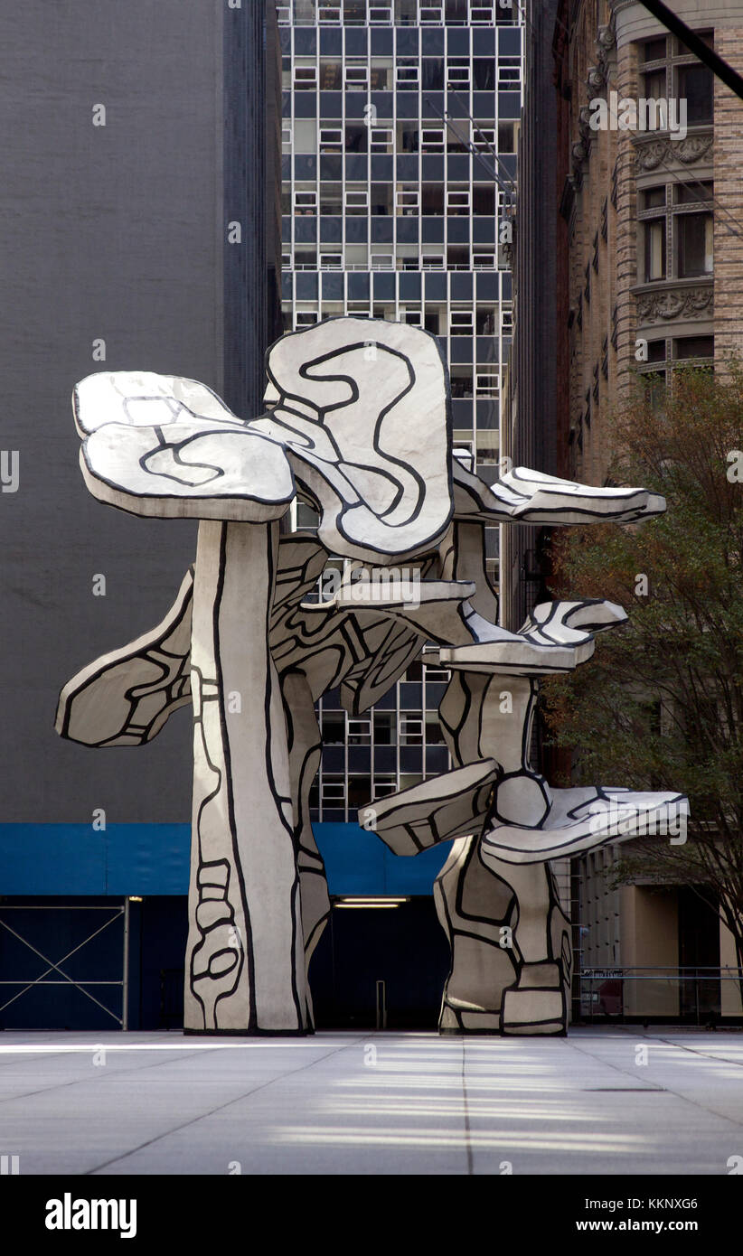 Il gruppo di quattro alberi, a quaranta piedi scultura di Jean Dubuffet che è stato installato presso la Chase Manhattan Bank Plaza in Manhattan inferiore nel 1972. Il pi Foto Stock