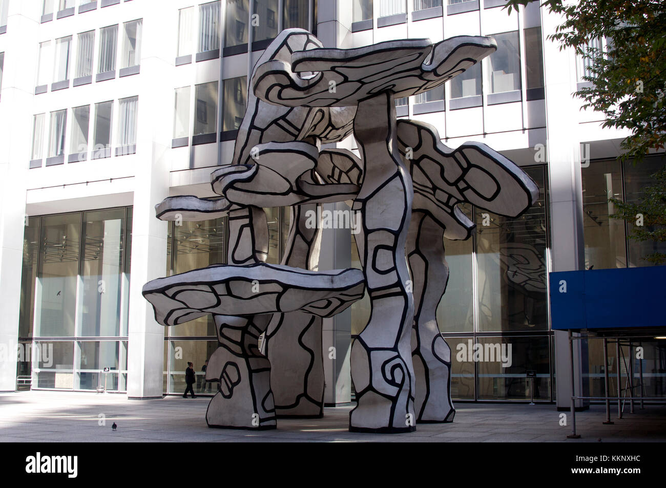 Il gruppo di quattro alberi, a quaranta piedi scultura di Jean Dubuffet che è stato installato presso la Chase Manhattan Bank Plaza in Manhattan inferiore nel 1972. Il pi Foto Stock