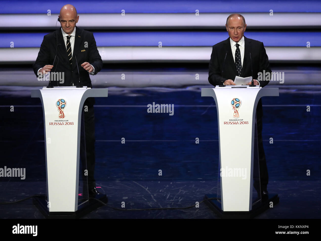 Il presidente russo Vladimir Putin (destra) parla al fianco di FIFA Presidente Gianni Infantino durante il 2018 FIFA World Cup disegnare al Cremlino di Mosca. Premere associazione immagine fotografica data: venerdì 1 dicembre 2017. Vedere PA storia Mondiali di Calcio. Foto di credito dovrebbe leggere: Nick Potts/filo PA. Restrizione: solo uso editoriale. Nessuna trasmissione di suoni o immagini in movimento. Non utilizzare con qualsiasi unofficial i logo di terze parti. Nessuna modifica o regolazione di fotografie. Foto Stock