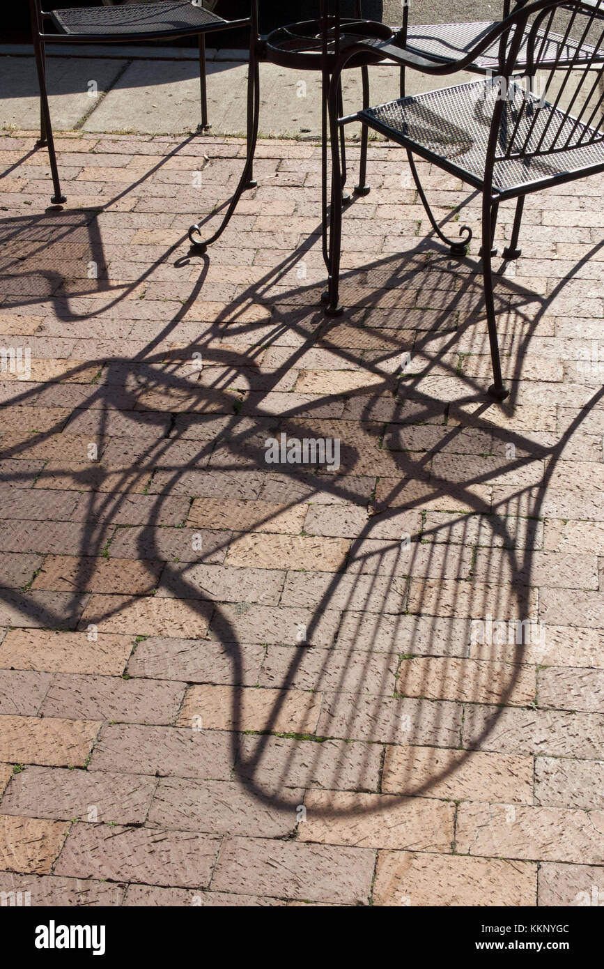 Mobili da giardino gettando ombre. Foto Stock