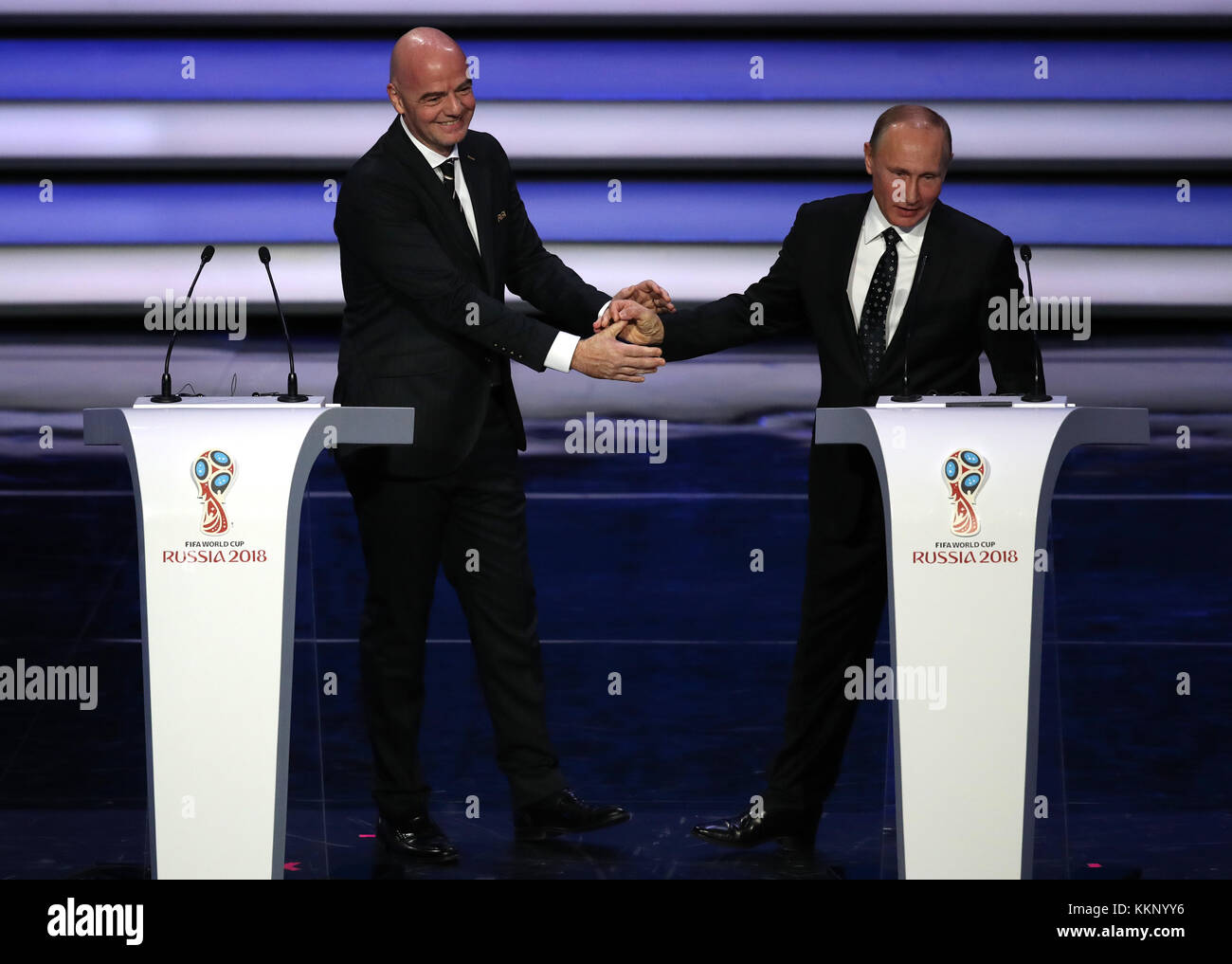 Il presidente russo Vladimir Putin (destra) stringe la mano del presidente della FIFA Gianni Infantino durante il 2018 FIFA World Cup disegnare al Cremlino di Mosca. Premere associazione immagine fotografica data: venerdì 1 dicembre 2017. Vedere PA storia Mondiali di Calcio. Foto di credito dovrebbe leggere: Nick Potts/filo PA. Restrizione: solo uso editoriale. Nessuna trasmissione di suoni o immagini in movimento. Non utilizzare con qualsiasi unofficial i logo di terze parti. Nessuna modifica o regolazione di fotografie. Foto Stock