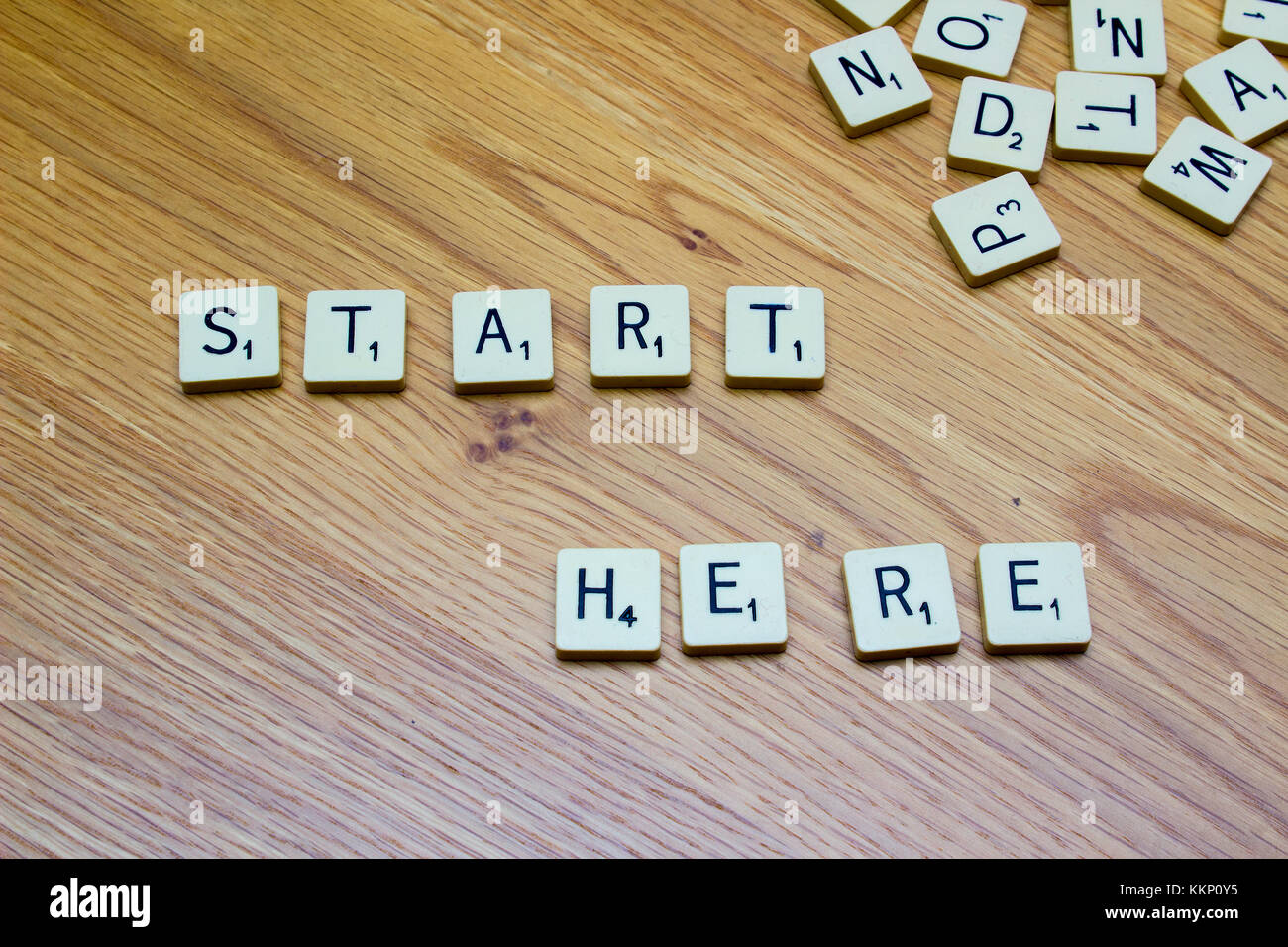 1 dicembre 2017 ivory board game lettere dicendo inizia da qui su di un grano di quercia background in bangor Irlanda del Nord Foto Stock