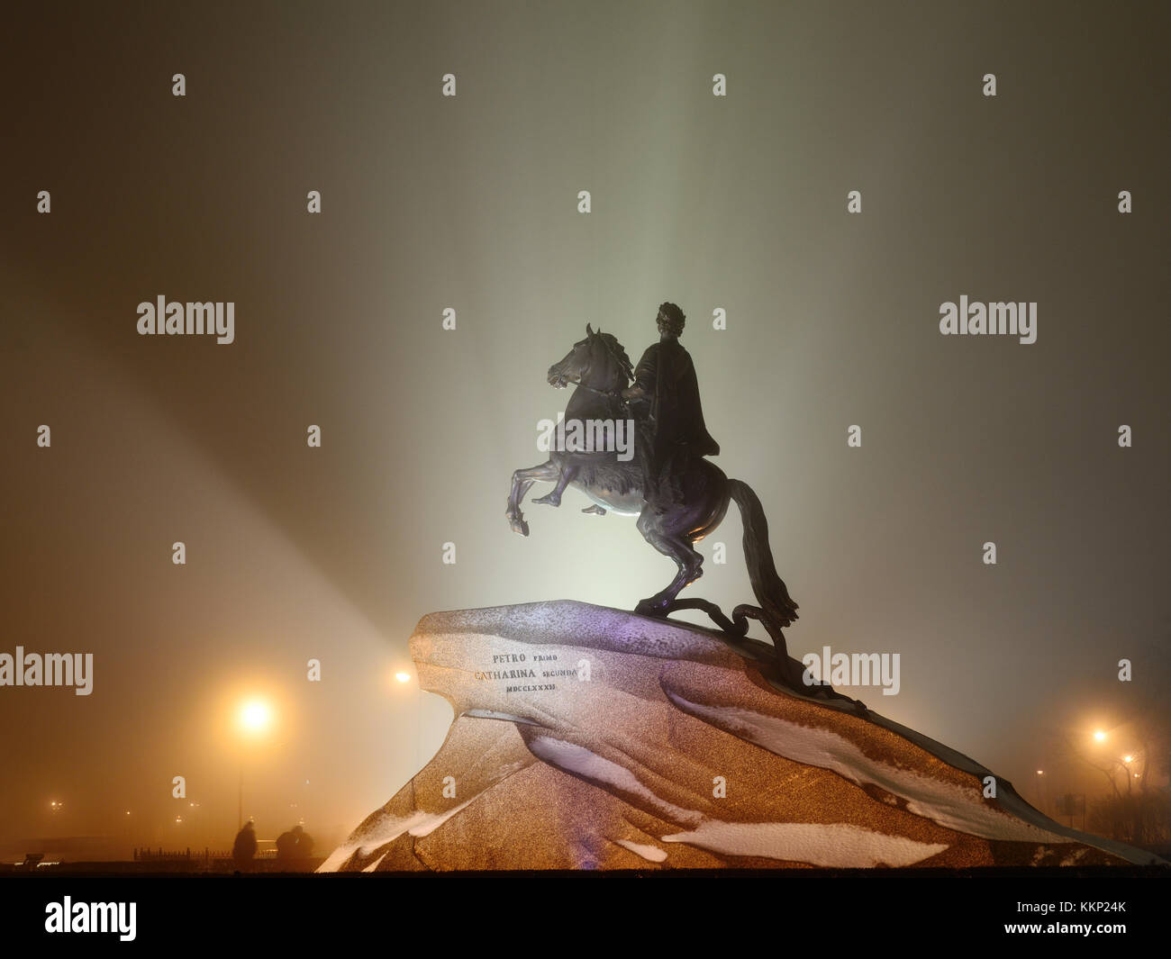 11.12.2013.russia.saint-petersburg.Un monumento alla zar Pietro il Grande notte illuminata da proiettori. Foto Stock
