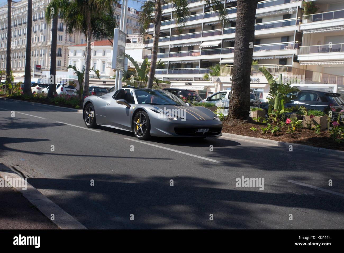 Ferrari 458 Italia spider guidando lungo La Croisette in estate, Cannes, Francia Foto Stock