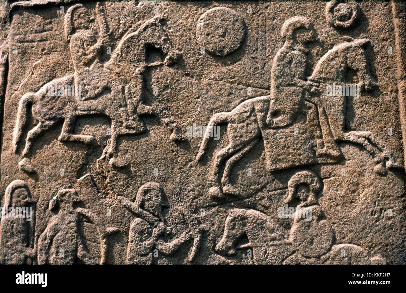 Celtic pictish symbol lastra di pietra in dettaglio aberlemno sagrato, tayside, Scozia. scena di battaglia con cavallo cavalleria e lancieri Foto Stock