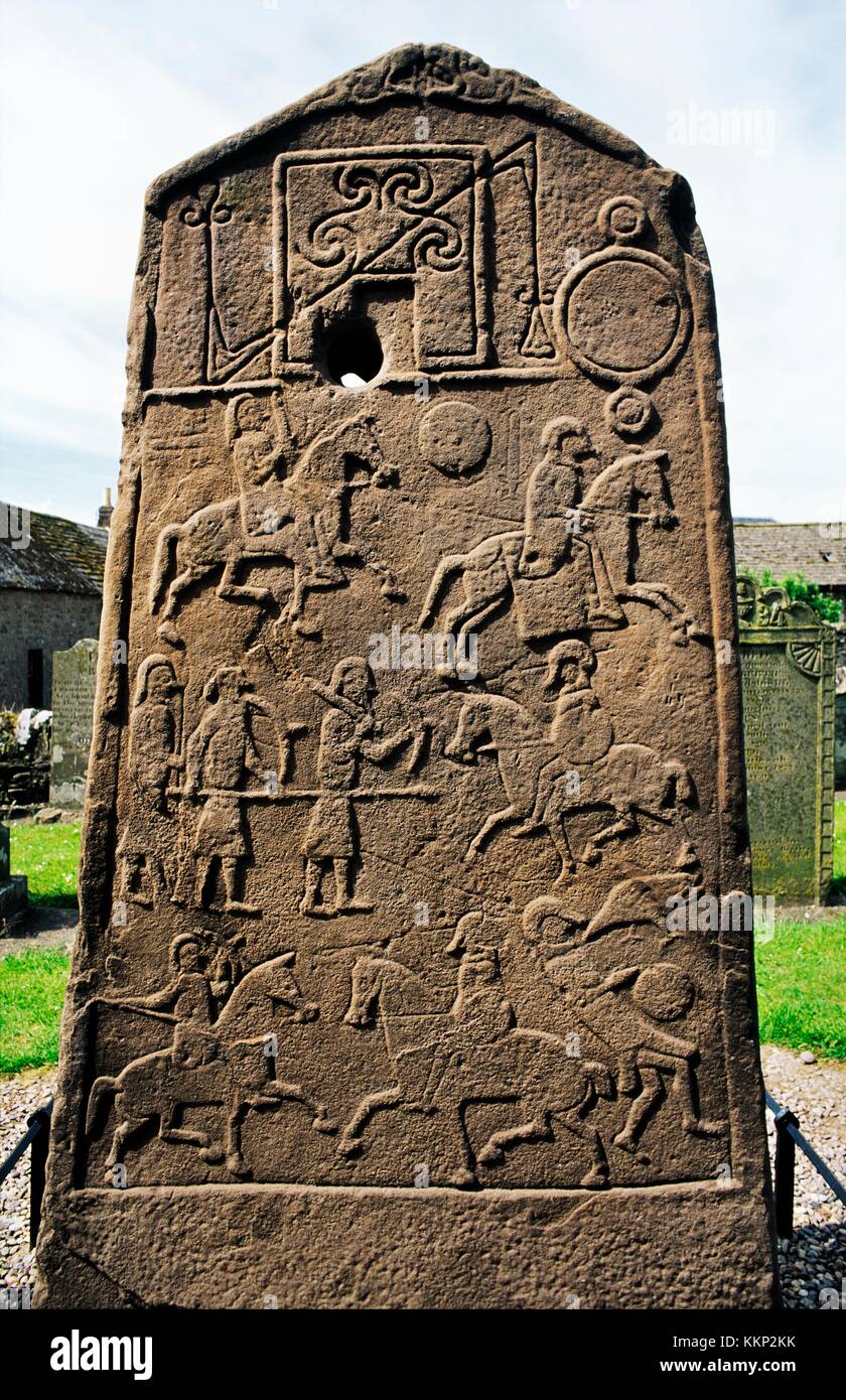 Celtic Pictish croce cristiana lastra. Aberlemno sagrato, Tayside, Scozia. Pictish simboli e una scena di battaglia. Lato di retromarcia Foto Stock