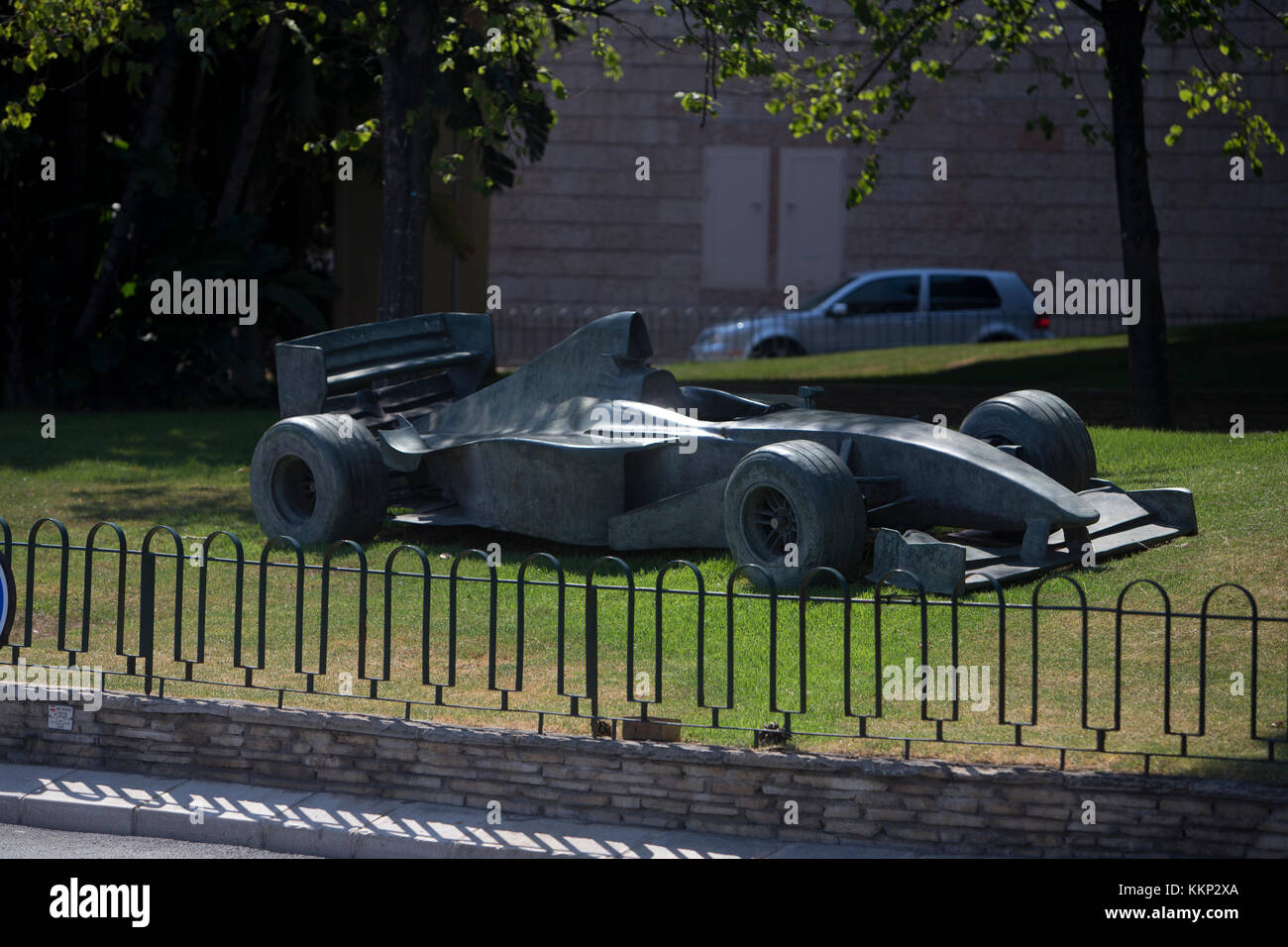 Bronze auto di Formula Uno statua sulla rotonda accanto al Gran Premio di Monaco circuito, Monte Carlo Foto Stock