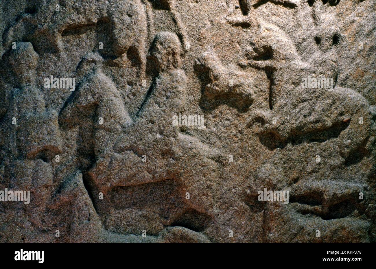 Lato inverso dettaglio Pictish celtica croce cristiana bramma in strada vicino a villaggio Aberlemno, Tayside, Scozia. Guerrieri cacciatori Foto Stock