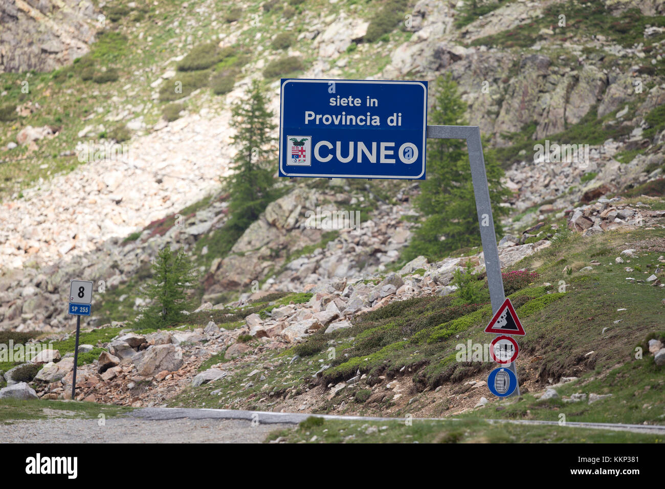 Cartello stradale sulla strada dal confine che collega la Francia e l Italia al Col de la Lombarde Foto Stock
