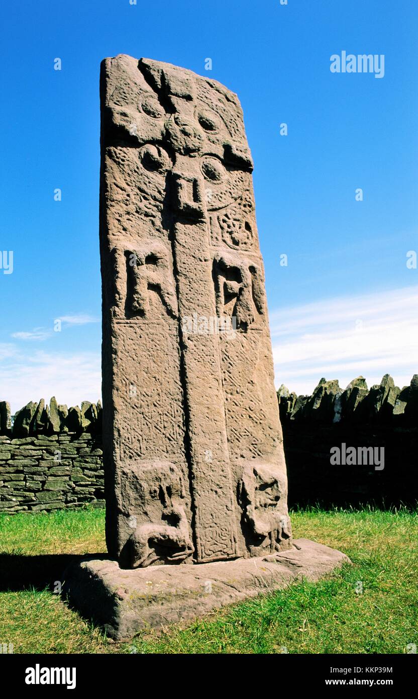 Celtic pictish medievale croce cristiana lastra di pietra simbolo sul ciglio della strada vicino al villaggio di aberlemno, tayside, SCOZIA Foto Stock