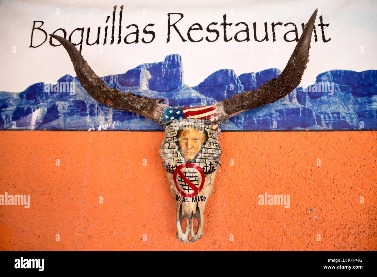 Boquillas del Carmen, Coahuila, Messico - Un teschio di longhorn sulla parete del ristorante Boquillas è decorato con un'immagine del presidente Donald Trump Foto Stock