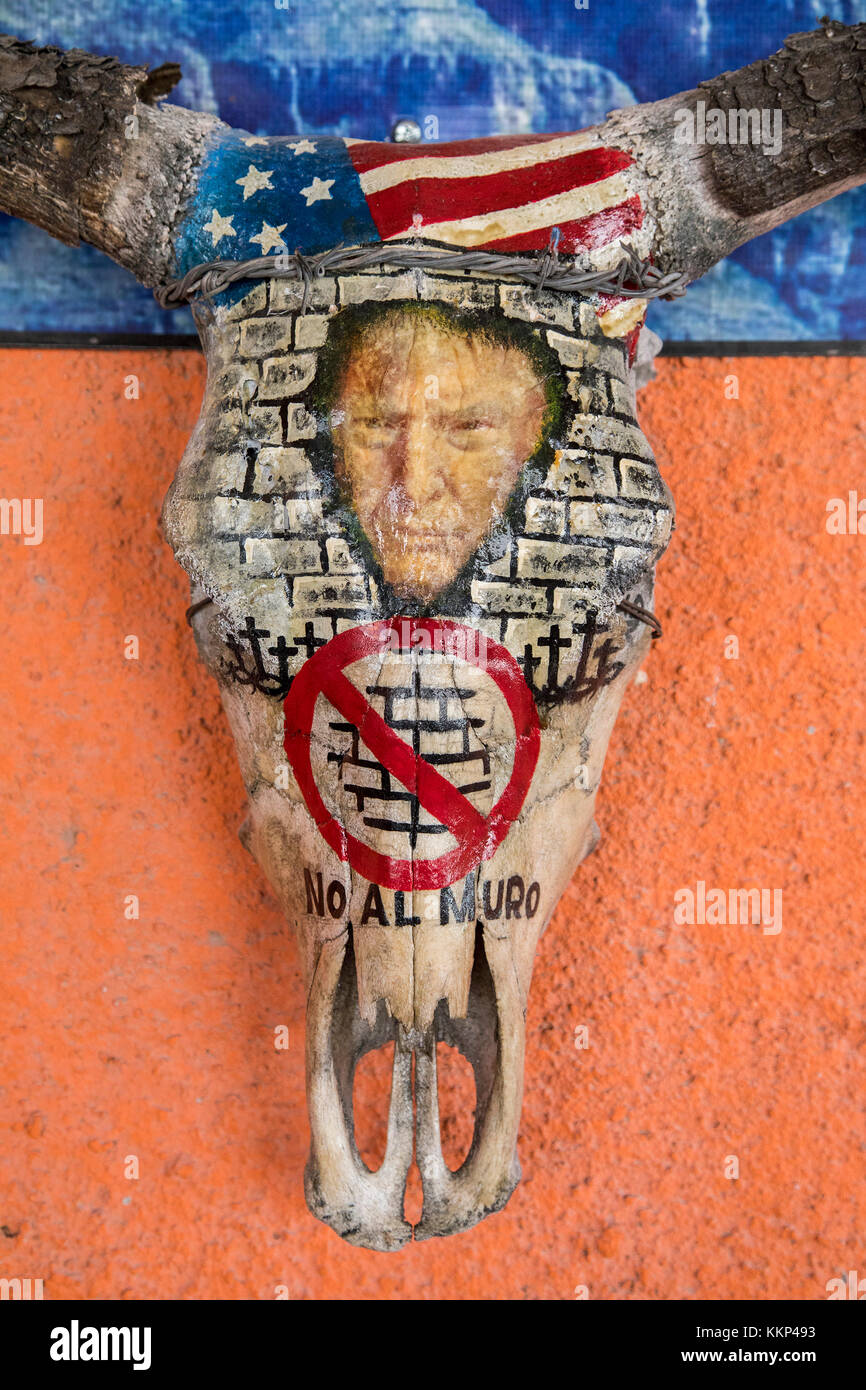 Boquillas del Carmen, Coahuila, Messico - Un teschio di longhorn sulla parete del ristorante Boquillas è decorato con un'immagine del presidente Donald Trump Foto Stock