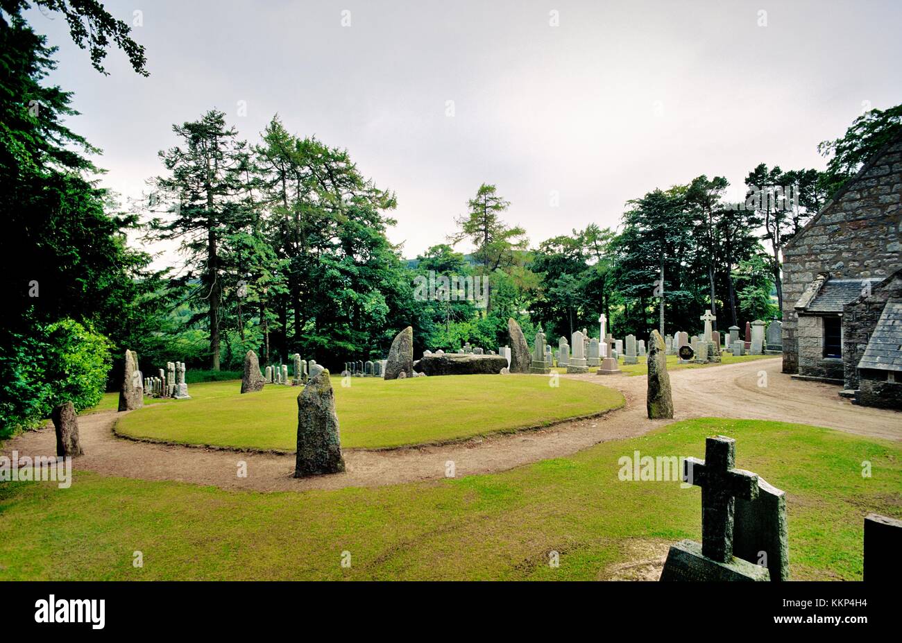 Midmar kirk, 25 miglia a w. di Aberdeen, Scozia, Regno Unito. 4000 anno di età preistorica recumbent cerchio di pietra nella chiesa cimitero Foto Stock