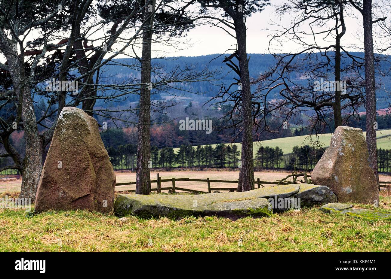 Sunhoney 4000 anno di età preistorica pietra distesa cerchio 13 miglia w. di Aberdeen, Scozia. recumbent e due flankers Foto Stock