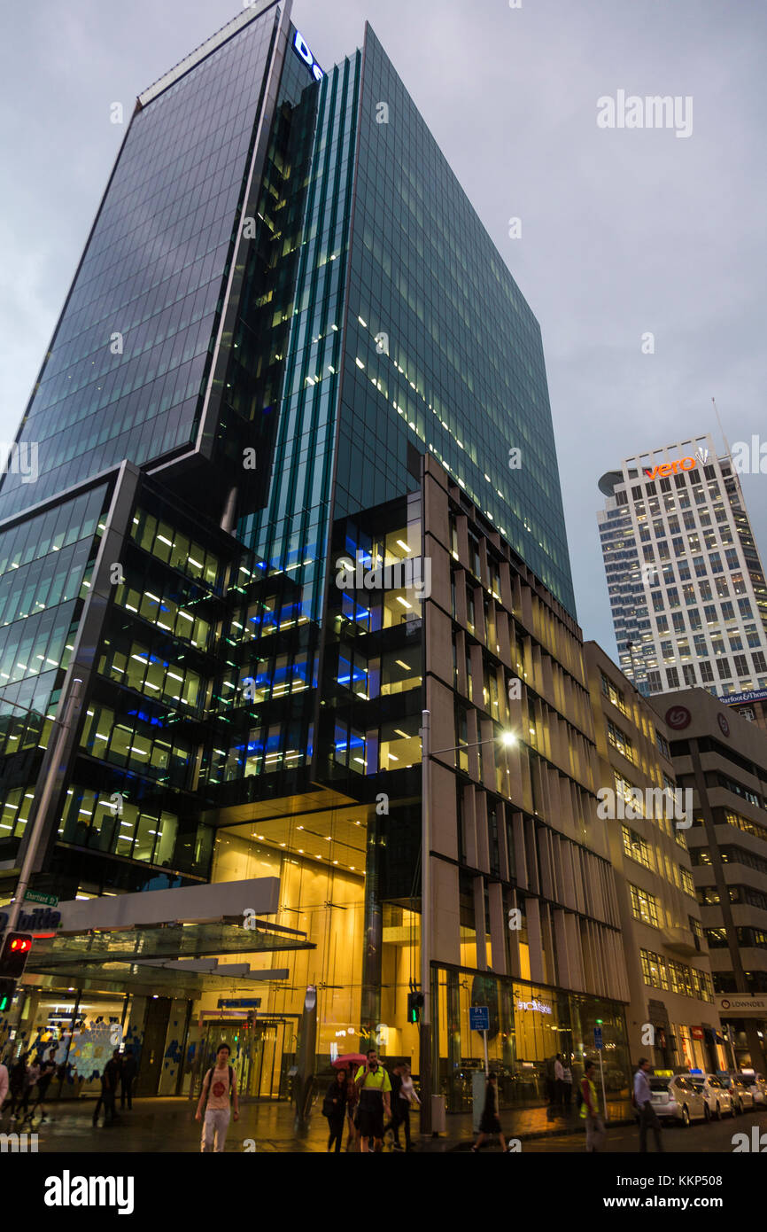 Moderno grattacielo di vetro in serata in città (Deloitte Centre di Auckland, Nuova Zelanda) Foto Stock