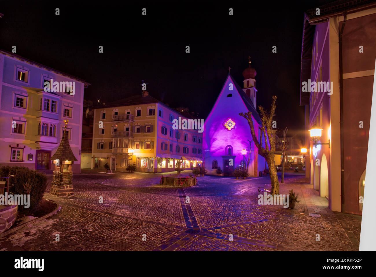 Vista notturna del centro di tipico borgo montano in valle alpina in Italia Foto Stock