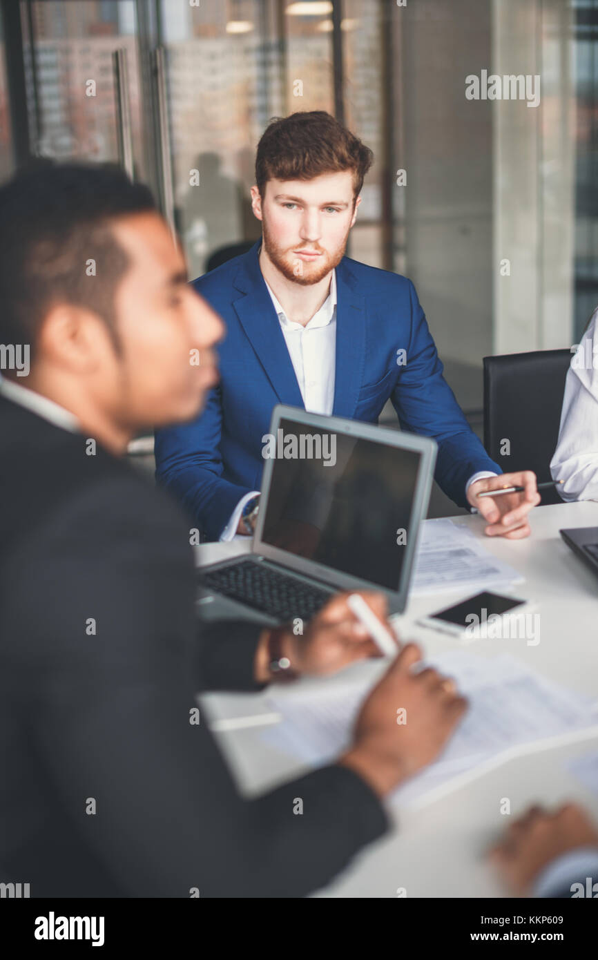 Gruppo giovani colleghi facendo grandi decisioni di business Foto Stock