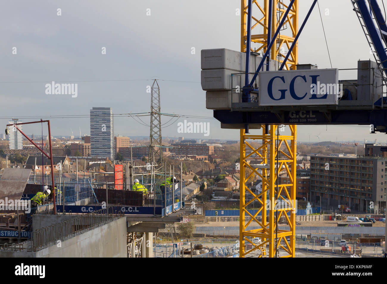 Lavoratori edili in altezza sulla costruzione nella città di Londra lo sviluppo insulare Foto Stock