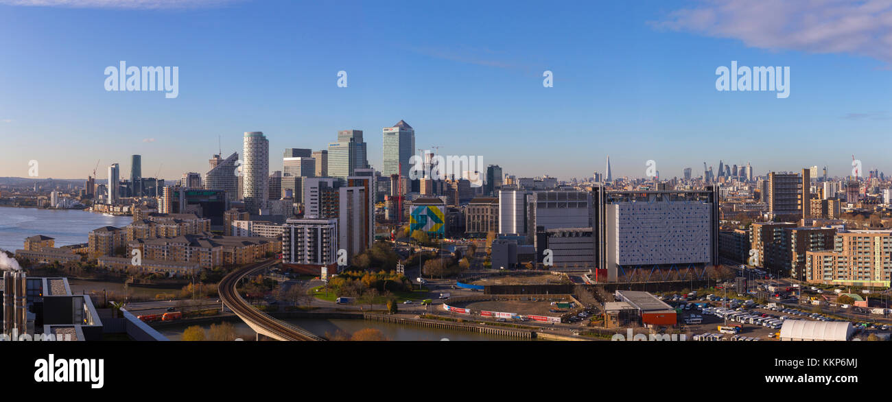 Vista panoramica di Canary Wharf preso sul luminoso inverno mattina Da London City Island Foto Stock