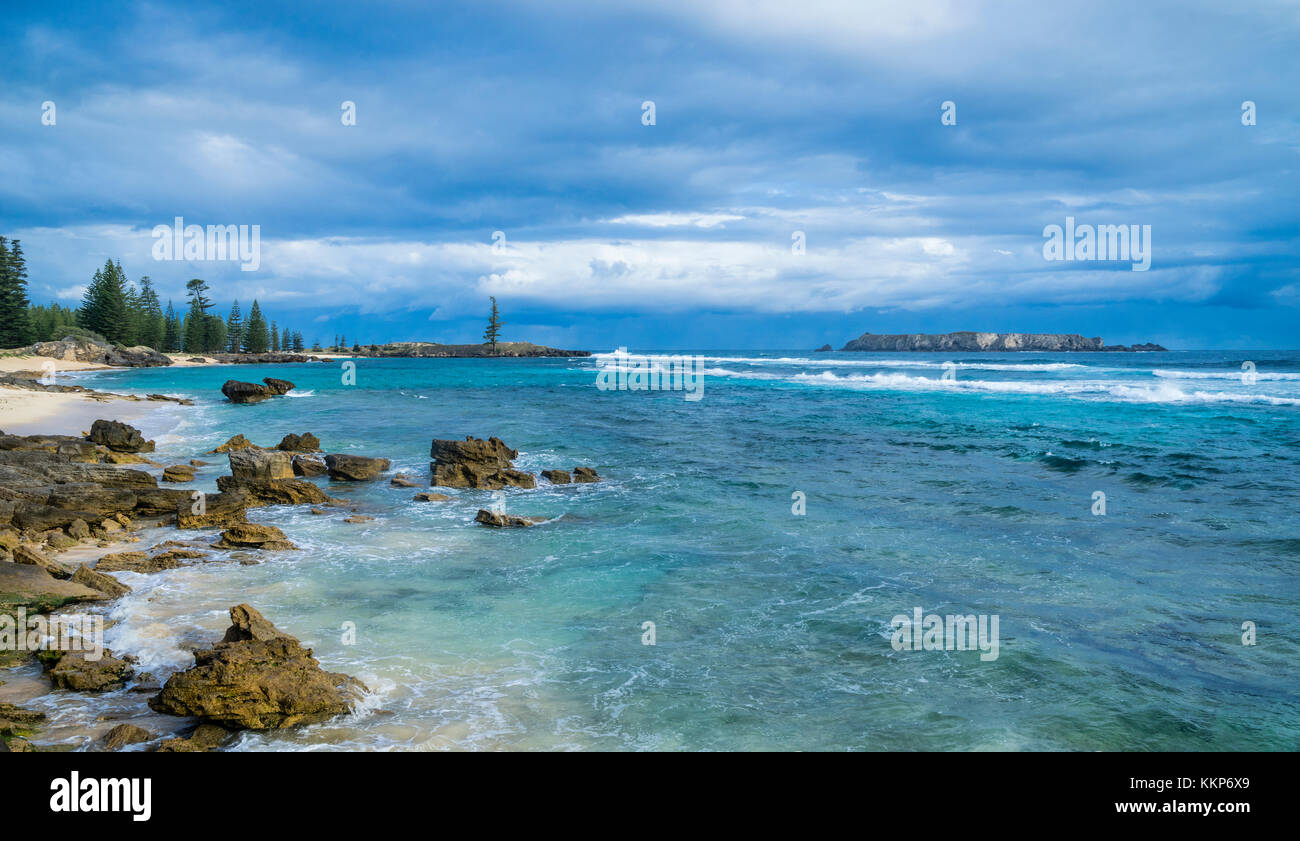 Isola Norfolk, australiano territorio esterno, Kingston, vista della baia di macellazione, punto Cacciatore con Lone Pine e Nepean Island Foto Stock