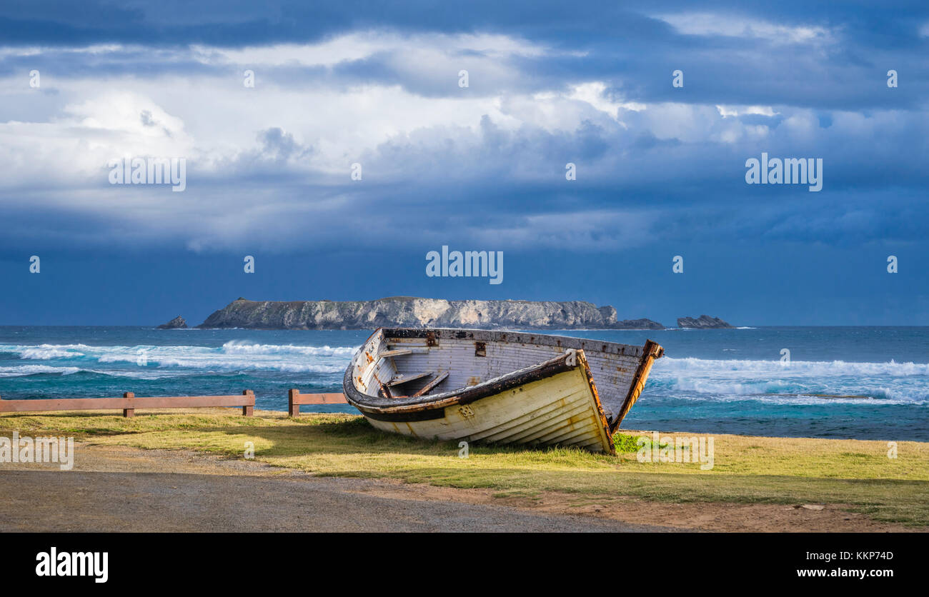 Isola Norfolk, australiano territorio esterno, barca relitto di Kingston pier contro lo sfondo di Nepean Island Foto Stock